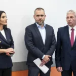 Molnár Karolina, a Belügyminisztérium stratégiai ügyekért felelős helyettes államtitkára, Kőnig Róbert sebész, a betegtájékoztatás és a betegelégedettség fejlesztéséért felelős miniszterelnöki biztos, Révai Róbert, a Bajcsy-Zsilinszky Kórház és Rendelőintézet orvos-igazgatója (b-j) Forrás: MTI