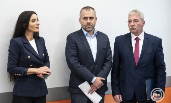 Molnár Karolina, a Belügyminisztérium stratégiai ügyekért felelős helyettes államtitkára, Kőnig Róbert sebész, a betegtájékoztatás és a betegelégedettség fejlesztéséért felelős miniszterelnöki biztos, Révai Róbert, a Bajcsy-Zsilinszky Kórház és Rendelőintézet orvos-igazgatója (b-j) Forrás: MTI