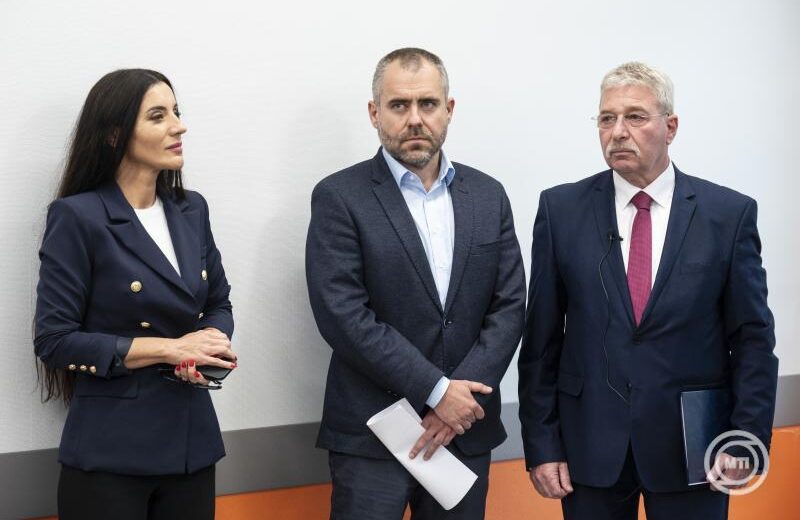 Molnár Karolina, a Belügyminisztérium stratégiai ügyekért felelős helyettes államtitkára, Kőnig Róbert sebész, a betegtájékoztatás és a betegelégedettség fejlesztéséért felelős miniszterelnöki biztos, Révai Róbert, a Bajcsy-Zsilinszky Kórház és Rendelőintézet orvos-igazgatója (b-j) Forrás: MTI