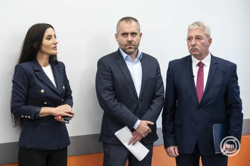 Molnár Karolina, a Belügyminisztérium stratégiai ügyekért felelős helyettes államtitkára, Kőnig Róbert sebész, a betegtájékoztatás és a betegelégedettség fejlesztéséért felelős miniszterelnöki biztos, Révai Róbert, a Bajcsy-Zsilinszky Kórház és Rendelőintézet orvos-igazgatója (b-j) Forrás: MTI